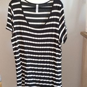 Lularoe black and white classic t
